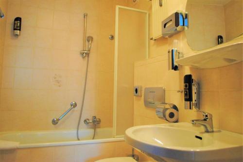 科布伦茨大陆科布伦茨酒店的带淋浴、卫生间和盥洗盆的浴室