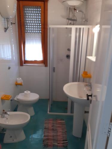 托里德欧索Casa Vacanza Fiorella的一间带两个盥洗盆和淋浴的浴室