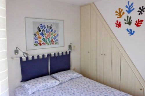 奥马斯帕纳吉亚斯Havikee, private beach villa!的一间卧室配有一张蓝色床头板的床