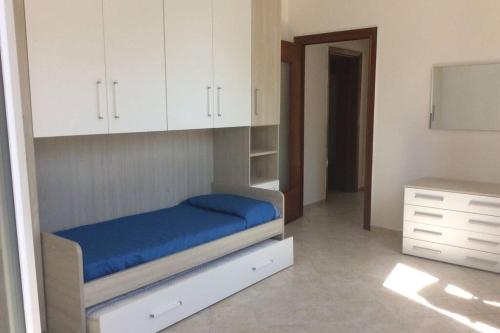 阿尔科拉Ca' Rosetta Your home near Cinque Terre & Versilia的一间卧室配有一张床和白色橱柜