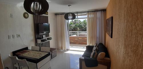 巴雷里尼亚斯Apartamento em Resort的带沙发、桌子和电视的客厅