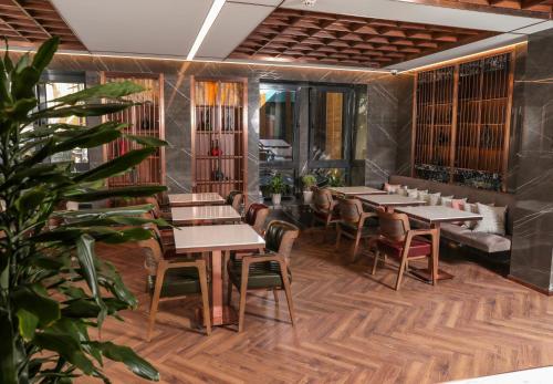 Henna Hotel Istanbul餐厅或其他用餐的地方