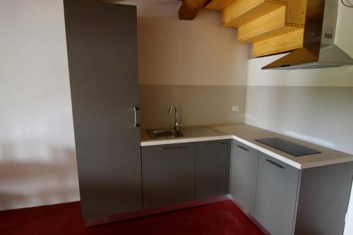 Casola ValsenioRelais Mevigo - Casa Padronale的一个带水槽和柜台的小厨房