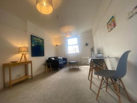 曼斯利Coastal Corner的客厅配有沙发和桌子