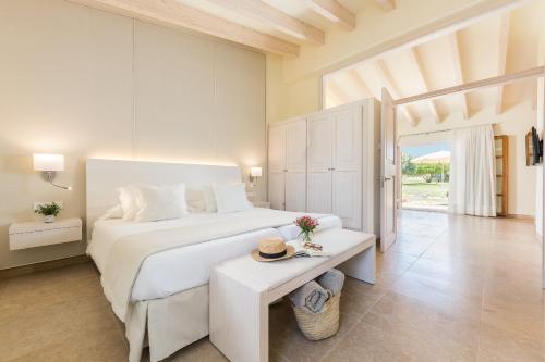 维拉弗兰卡德博纳尼萨弗朗科萨诺娃酒店的卧室配有一张白色的大床和一张桌子