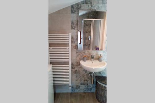 诺利Mansarda a Noli的一间带水槽和镜子的浴室