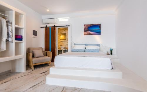 KlimaThe Colourful Land Milos的白色卧室配有床和椅子