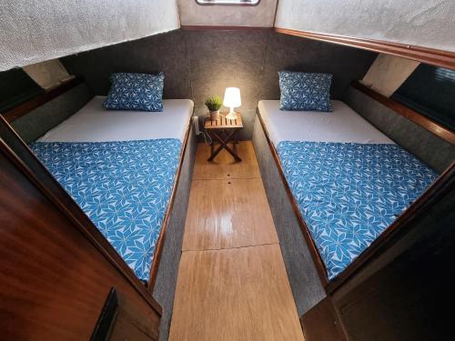 希洪Experiencia en el mar Gijon C的船上小房间内的两张床