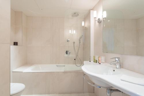巴黎HOTEL ALISON的带浴缸、盥洗盆和卫生间的浴室