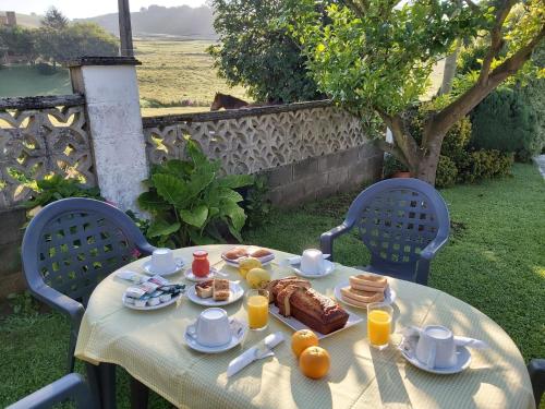 奧瑞那奥瑞那酒店的一张桌子,早餐包括煎饼和橙汁