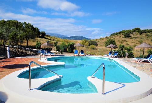 比纽埃拉胡埃托酒店的一个带椅子的度假村内的游泳池
