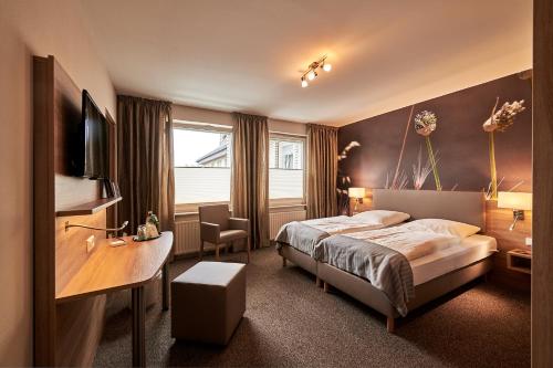 BelmH.科尔鲁克乡村酒店的配有一张床和一张书桌的酒店客房