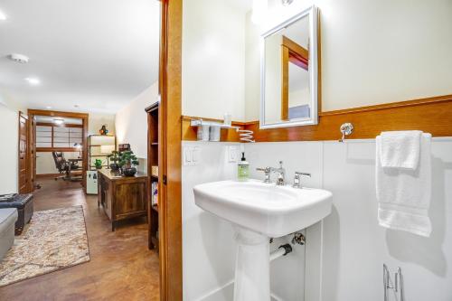 西雅图Volunteer Park Vacation的一间带水槽和镜子的浴室