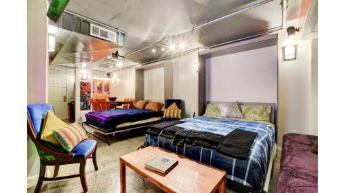 LVStripHouse JC408 - Modern 2BD-2BA Condo Sleeps 8客房内的一张或多张床位