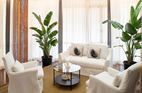 利多迪耶索罗Hotel Imperial Palace的客厅配有2把白色椅子和桌子
