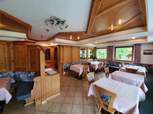 瓦尔奥纳的圣乔凡尼塔纳霍夫乡村民宿的一间在房间内配有桌椅的餐厅