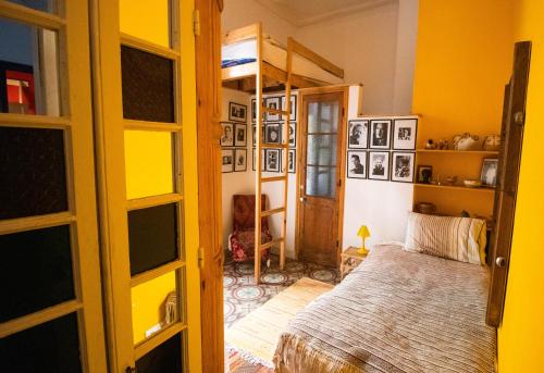 丹吉尔Bayt Alice Hostel的卧室配有一张床铺,位于一个黄色墙壁的房间