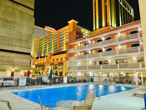 大西洋城Clarion Inn Atlantic City的大楼前设有游泳池的酒店