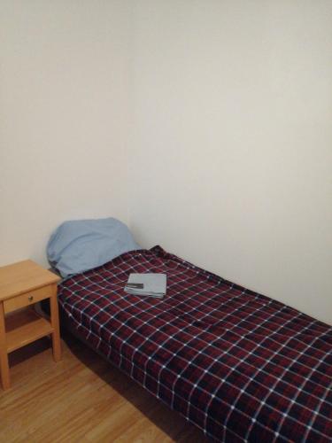 图尔库Home apartment Turku的一间卧室配有一张带笔记本电脑的床