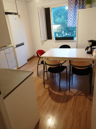 图尔库Home apartment Turku的厨房配有桌椅和窗户。
