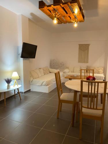古厄庇道鲁斯D&D apartments的客厅配有床、桌子和沙发