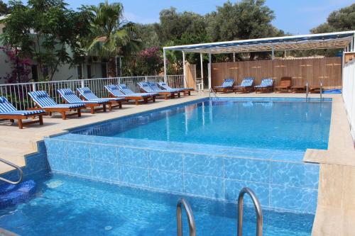帕塔拉Patara Caretta Hotel的游泳池旁设有躺椅