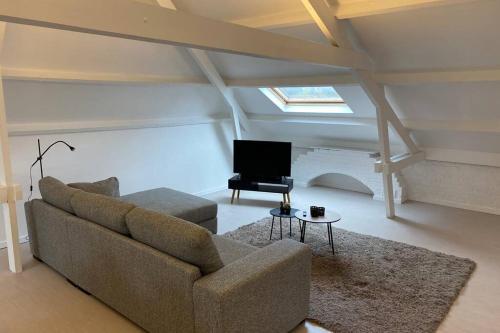 Moderne loft in historisch pand的休息区