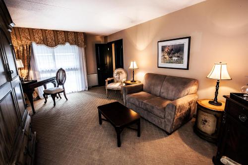 尼亚加拉瀑布老石精品酒店的客厅配有沙发和椅子
