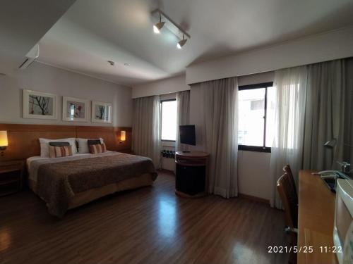 圣保罗Flat Moema Rouxinol的酒店客房设有床和窗户。