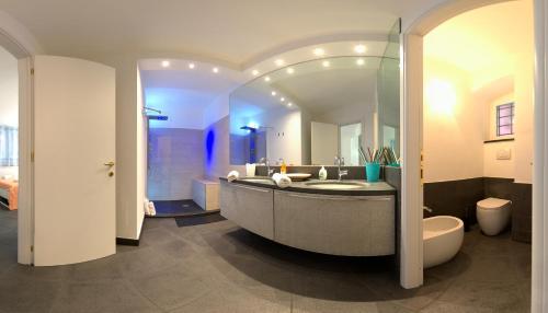 圣玛格丽塔-利古雷LA STANZA IN PIAZZETTA的一间带大浴缸和水槽的浴室
