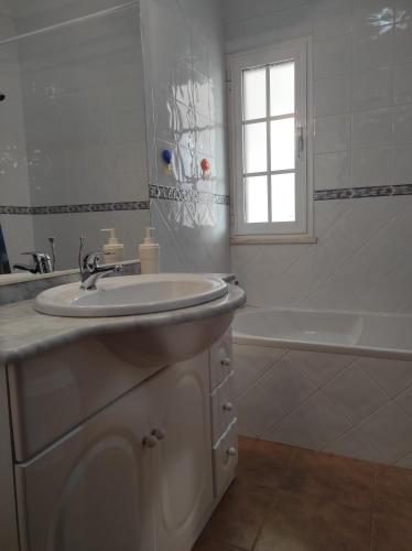 阿尔莫格拉维AL Casa das Andorinhas的白色的浴室设有水槽和浴缸。