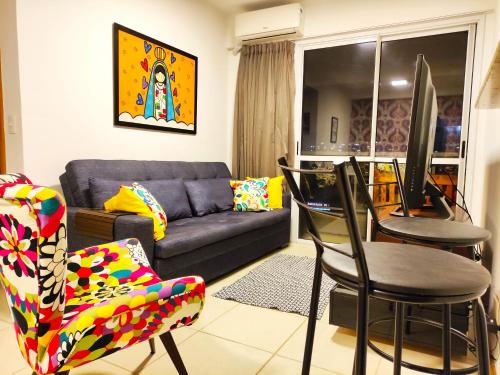 里约热内卢Apartamento Parque Olímpico的客厅配有沙发和桌椅