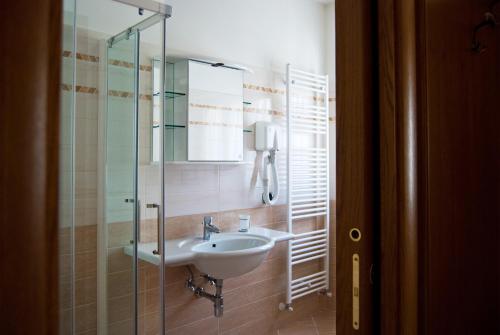斯坎诺安吉拉住宿加早餐旅馆的一间带水槽和玻璃淋浴的浴室