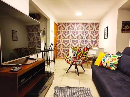 里约热内卢Apartamento Parque Olímpico的带沙发和电视的客厅
