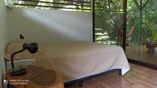 奎波斯城Selva Linda Lodge vacation rentals的一间卧室配有一张床和一张带台灯的桌子