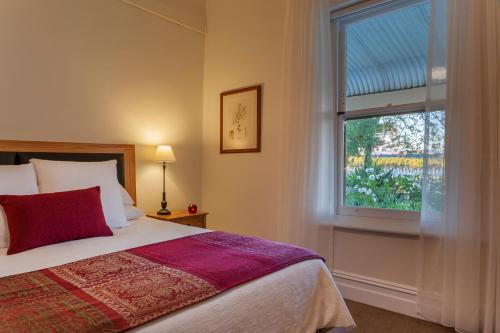 塔南达Basedow Haus的一间卧室设有一张床和一个大窗户