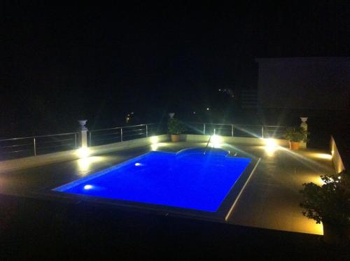 洛帕德匹萨维克别墅酒店的游泳池在晚上点亮,灯光照亮