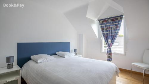 弗雷埃勒La Traversée的卧室配有白色的床和窗户。