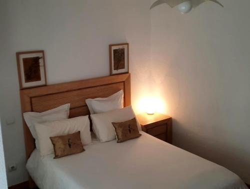 桑坦德Apartamento en Reina Victoria的卧室配有一张带两个枕头的大白色床