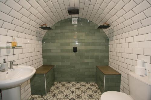 切尔滕纳姆Albion Street Serviced Apartments的一间带水槽和卫生间的浴室