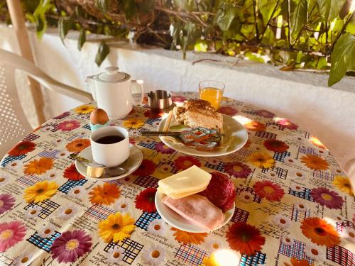 阿彻奇洛斯阿芙罗狄蒂膳食公寓的一张桌子,上面有咖啡和食物