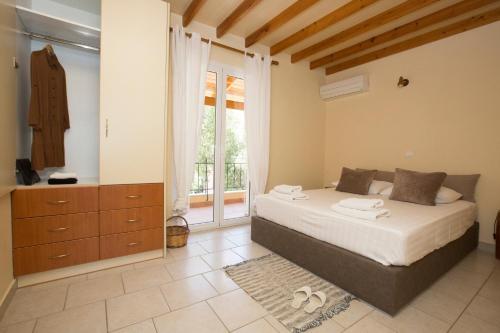 阿尔戈斯托利翁Liostasi Retreat的一间卧室设有一张床和一个大窗户