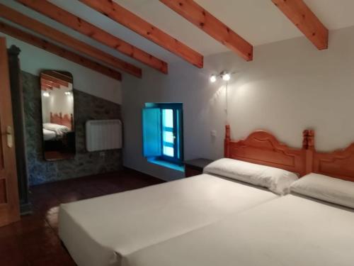 诺哈Casa Pedroso的一间卧室设有两张床和窗户。