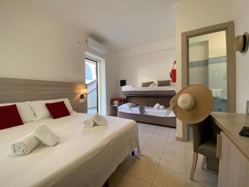 圣玛丽亚德尔西德Primavera Club - Hotel Residence的一间卧室配有一张大床和镜子