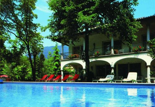 阿斯科纳Villa Olevano的一座带椅子的房屋和一座游泳池