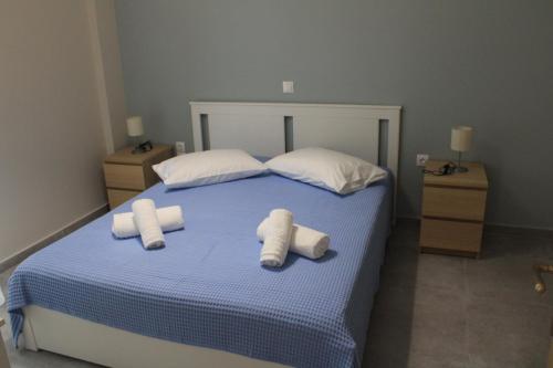 苏卡雷斯Chloe Apartments的一间卧室配有带毛巾的床