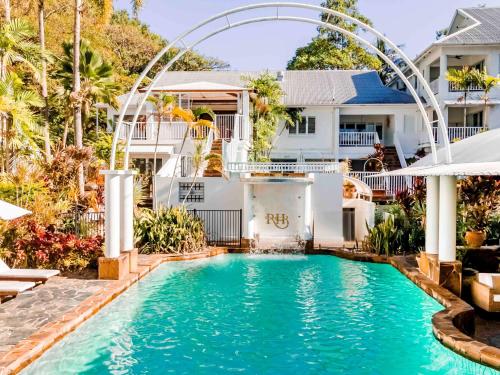 棕榈湾The Reef House Adults Retreat - Enjoy 28 Complimentary Inclusions的房屋前游泳池的图像