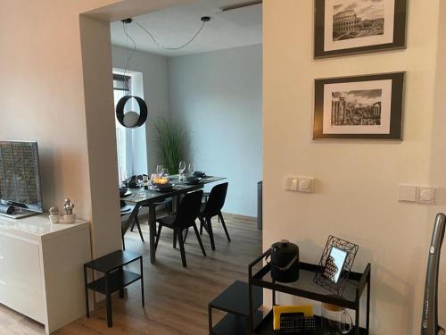 米库洛夫Apartmán Domenica 404的用餐室以及带桌椅的起居室。