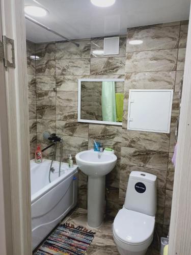 乌斯季卡缅诺戈尔斯克ApartNew in City Centr的浴室配有盥洗盆、卫生间和浴缸。