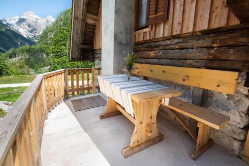 特伦塔Mountain heart holiday house的木凳坐在小屋的门廊上